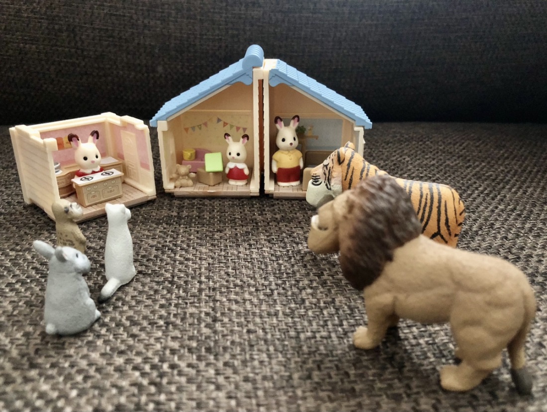 シルバニアファミリーの超小さいカプセルトイに大興奮！ お部屋も家具 