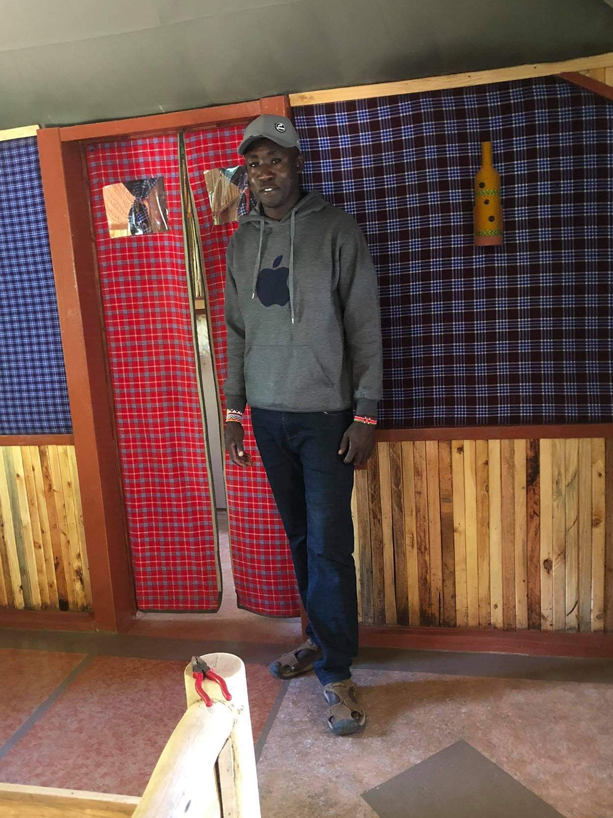 【上着に注目】マサイ族の戦士、完全なるアップル信者になる「いま欲しいのはApple Watchだね」 マサイ通信：第