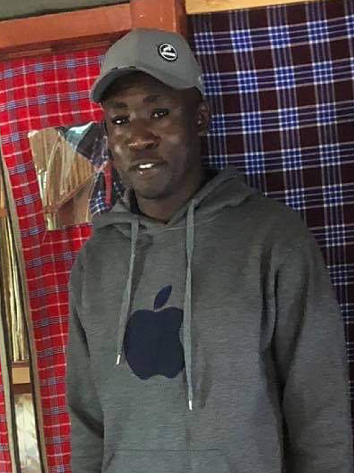 【上着に注目】マサイ族の戦士、完全なるアップル信者になる「いま欲しいのはApple Watchだね」 マサイ通信：第