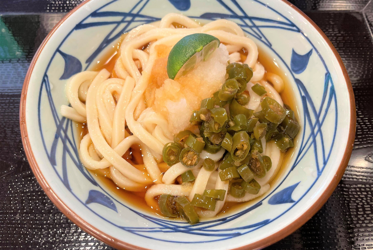 丸亀製麺 青唐辛子がもっさり乗った 青唐おろし醤油 がクセになる美味しさ 舌がビリっとするが そこが良い 店舗限定 ロケットニュース24