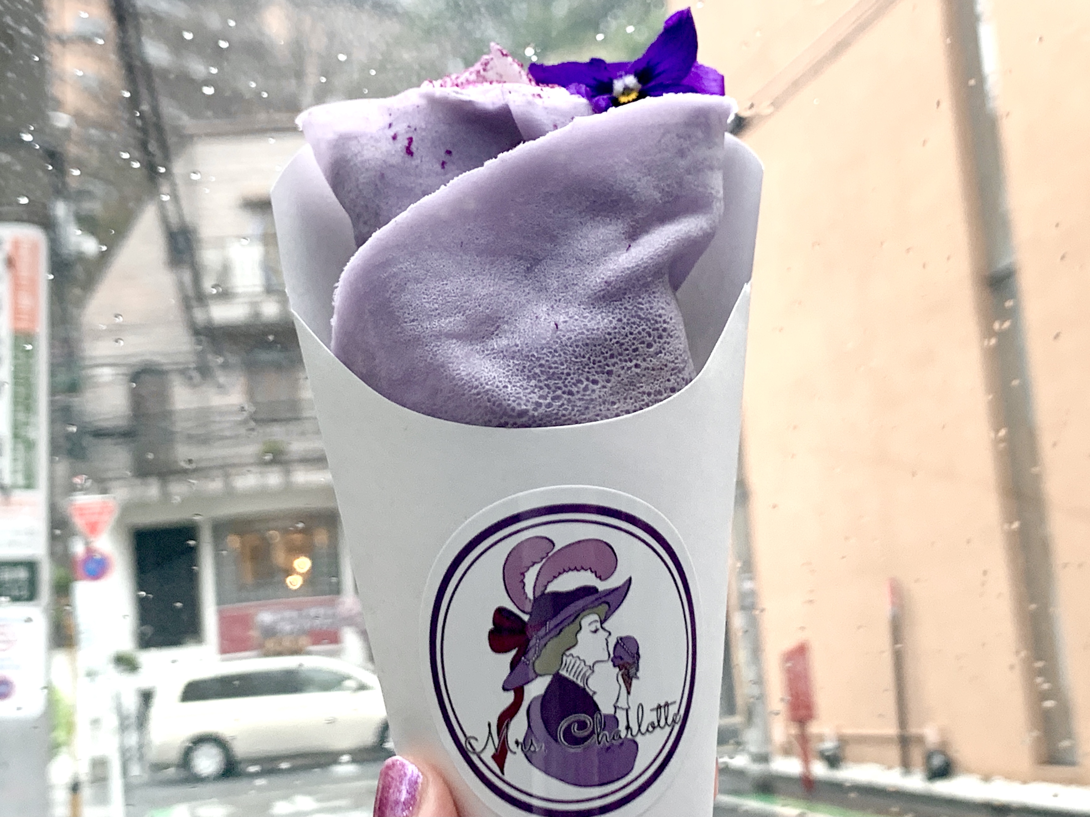 謎の店】週末だけ出現！ 紫づくしのアイスクリーム店で「紫クレープ