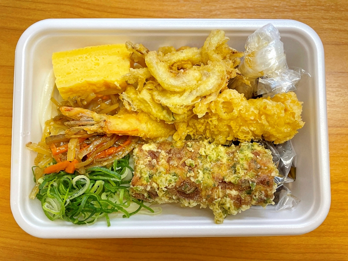 【朗報】丸亀製麺のテイクアウト専用『丸亀うどん弁当』のコスパが限界を突破していた！ 390円でうどん・天ぷら・玉子焼きがセットに!! 本日発売 ...