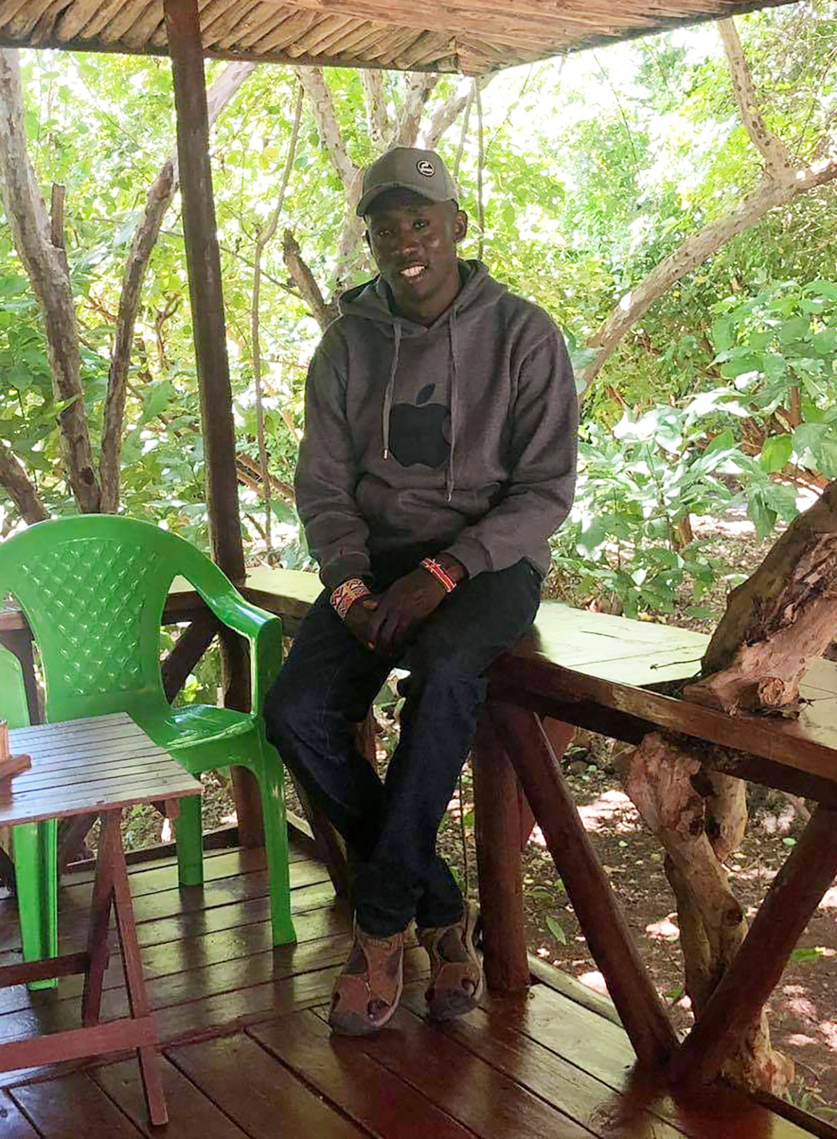 【上着に注目】マサイ族の戦士、完全なるアップル信者になる「いま欲しいのはApple Watchだね」 マサイ通信：第