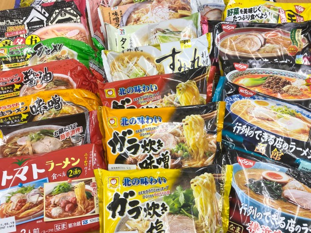 【奇跡】スーパーに売ってる『生ラーメン』を全種類まぜたら … “あのラーメンの味” にそっくりだ〜っ!!!