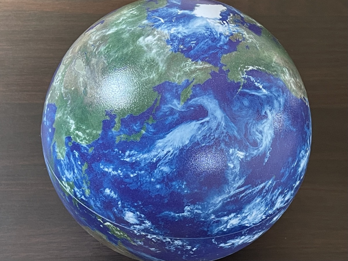 ハイテクすぎる地球儀「ほぼ日のアースボール」で時間が溶ける！ 地理