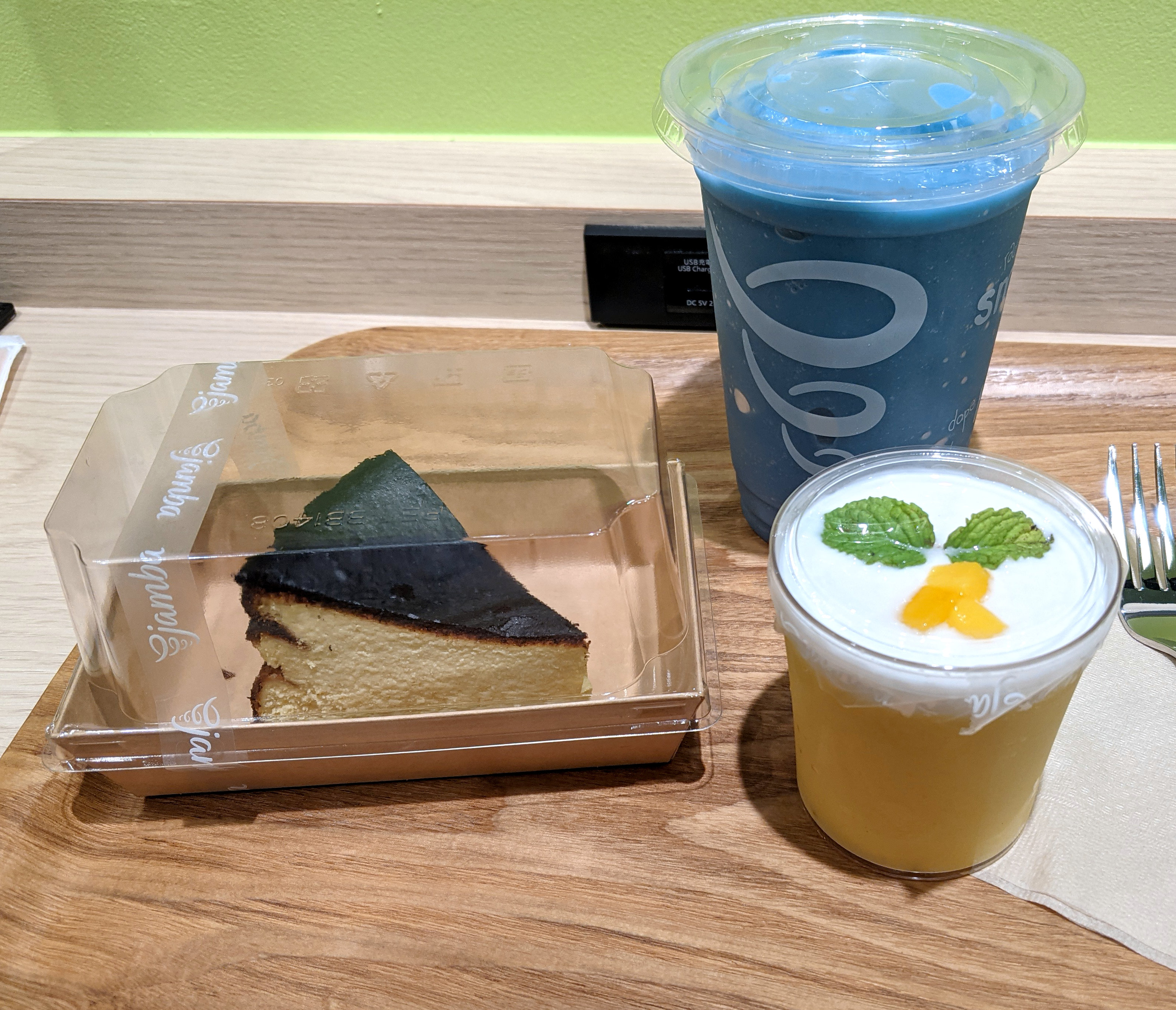 スムージー専門店 ジャンバ が東京駅グランスタに世界初のデリカフェをオープン グルテンフリーのチーズケーキの美味さに驚いた ロケットニュース24