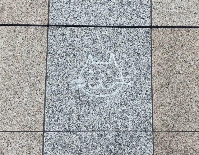 【猫の街】JR日暮里駅には3匹の「隠れにゃっぽり」がいる / ちなみに西口は「にゃっぽり駅」になっていました。