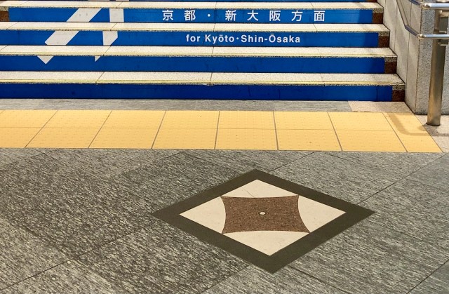 東京駅の床にある不思議なマークの意味が衝撃的すぎた