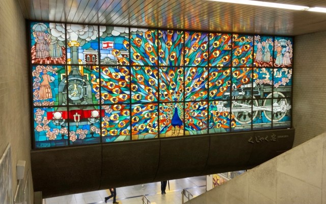 新橋駅のステンドグラス『くじゃく窓』に描かれている孔雀は1羽じゃなかった