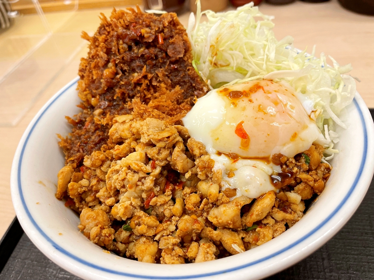 困惑 かつやの新商品 鶏ガパオチキンカツ丼 を食べたら転校生みたいな感じになった そして深まるチキンカツとの絆 ロケットニュース24