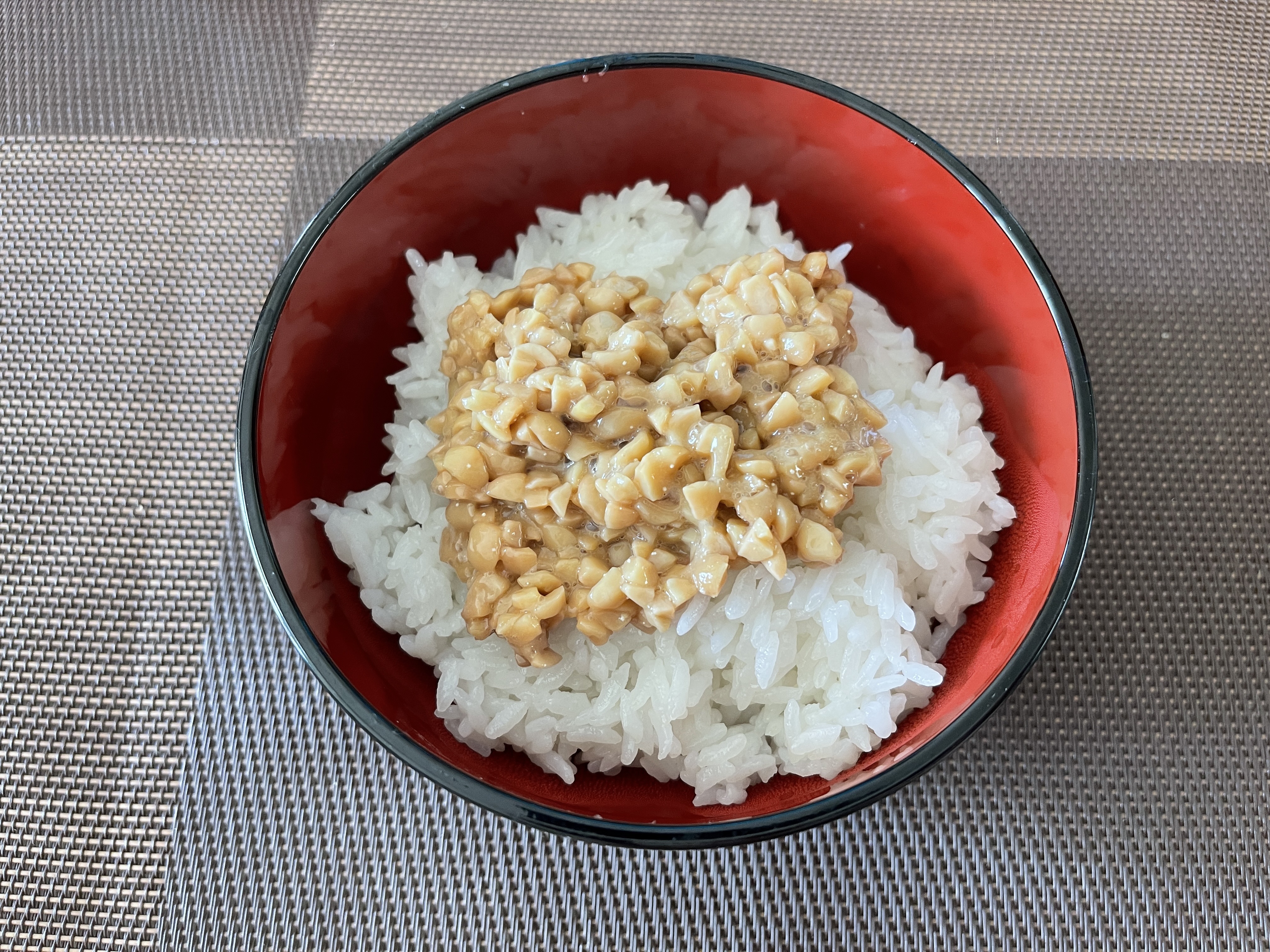 日本一高級なひきわり納豆」をご飯に乗せて食べようとしたら…常識的な食べ方が通用しなかった！ | ロケットニュース24