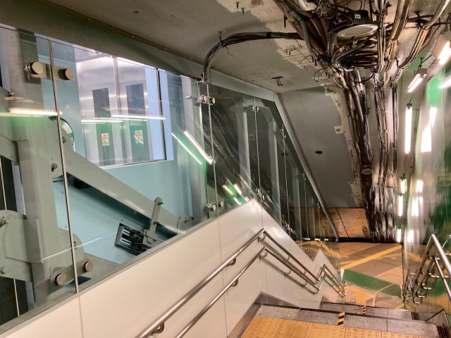 東京メトロが設置した『斜行エレベーター』がカッコイイ！ 首都圏の駅で初「赤坂見附駅」と「永田町駅」の乗り換え通路に