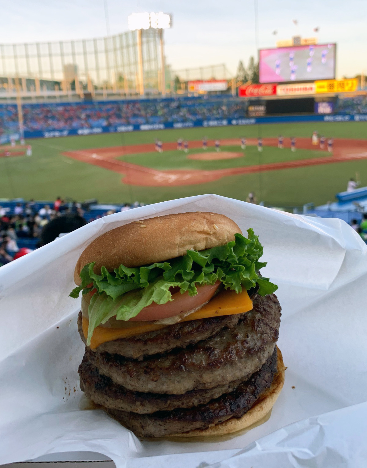 超レア】フレッシュネスの狂気が詰まった「ホームランバーガー」はデカ