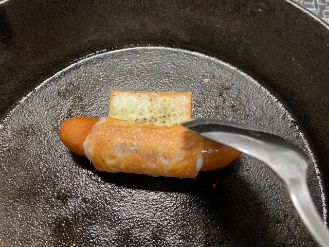 【簡単キャンプ飯】ミニチーズドックは「ウインナー」を「とろけるチーズ」でくるくる巻くだけ！ バカうま簡単料理は超最高！