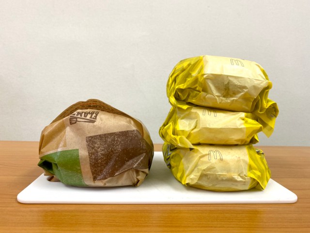 【どっち買う？】バーガーキングで1600円の「超ワンパウンドビーフチーズバーガー」or マクドナルドで3個1620円の「はみトリチ」→ オススメは…