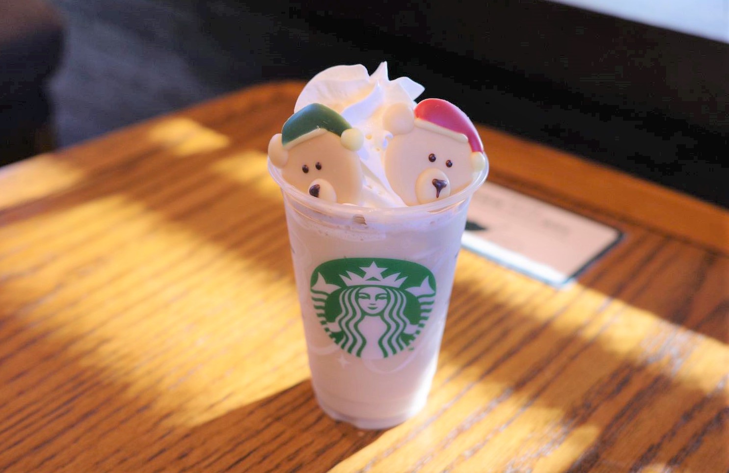 スタバ】プラス80円でフラペチーノに “クマ” をトッピングできちゃう