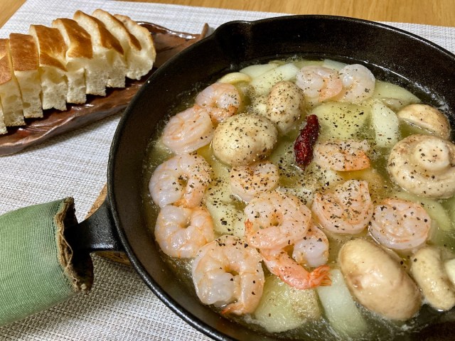 【簡単キャンプ飯】「海老とジャガイモのアヒージョ」はオシャレで激ウマ！ クリスマスパーティーの主役にもなる超簡単レシピはこちらです