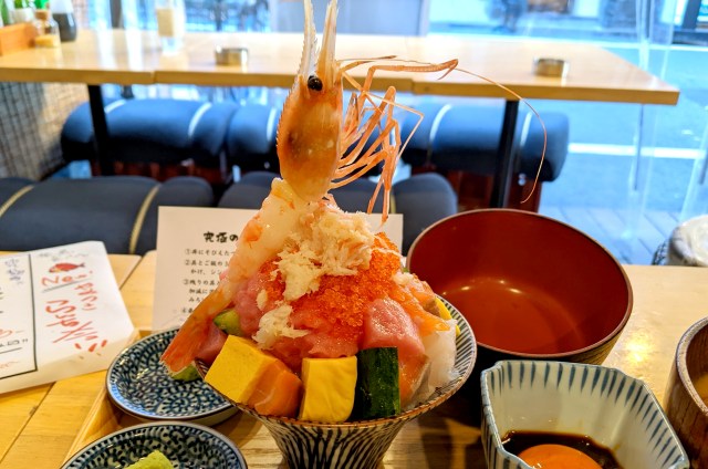【そっちか】「究極の海鮮丼」（980円）のコスパが高い！ ……けど、プラス50円のみそ汁の方がスゴかった！