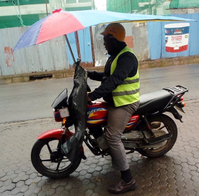 ケニアでは一般的な「バイク用の傘」って日本にもあるのかな？ カンバ通信：第119回