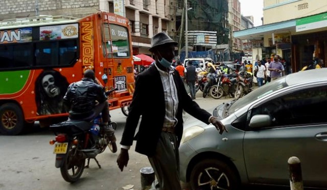 ケニアのタクシー運転手が仕事中に撮影した「なにげないナイロビの日常風景」写真集 / カンバ通信：第121回