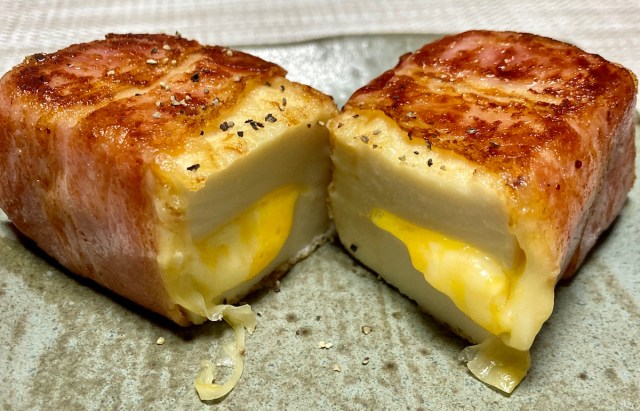 【簡単キャンプ飯】「チーズがとろける厚揚げベーコン巻き」が安くてウマくてボリューミー！ 節約メシにもおすすめの厚揚げアレンジ料理