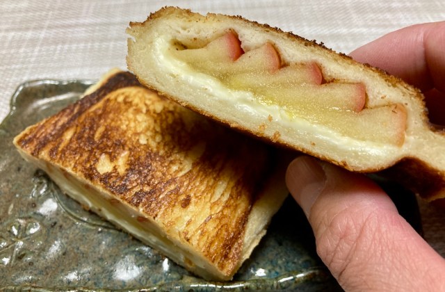 【簡単キャンプ飯】「リンゴとクリームチーズのホットサンド」の美味しさに感動！ シナモン香る上品スイーツは初心者でもプロっぽく作れるぞ！