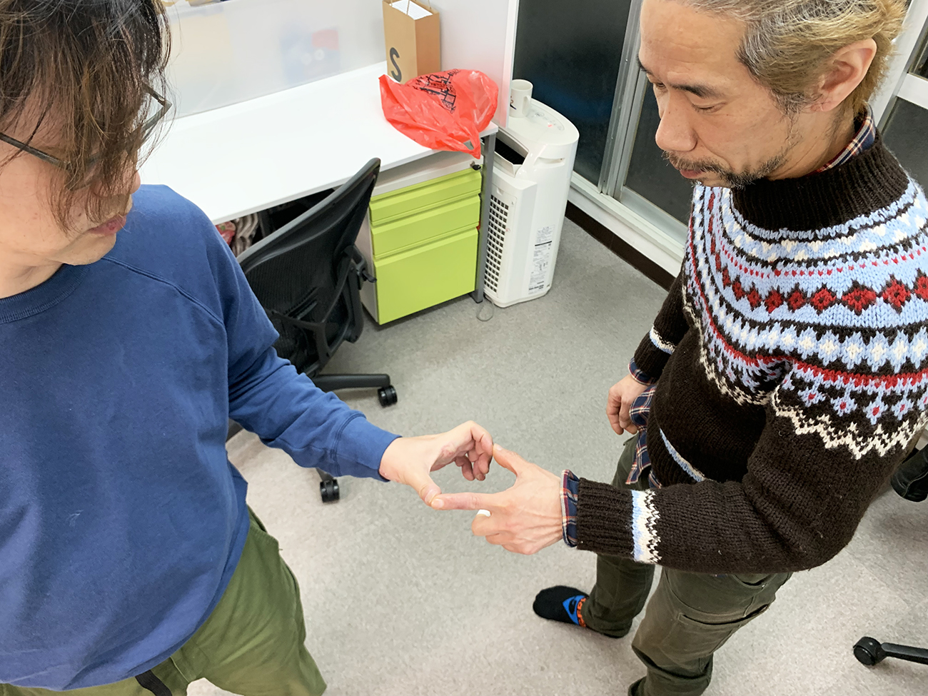 絶対やるな 高校生に流行ってるポーズをオッサンがやってみたらヤバイことになった ロケットニュース24