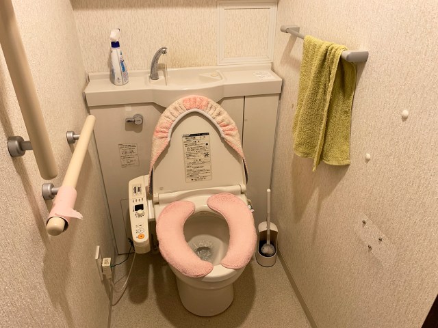 【びっくり画像クイズ】このトイレには普通ではありえない点があるよ。さて、何がおかしいでしょうか？