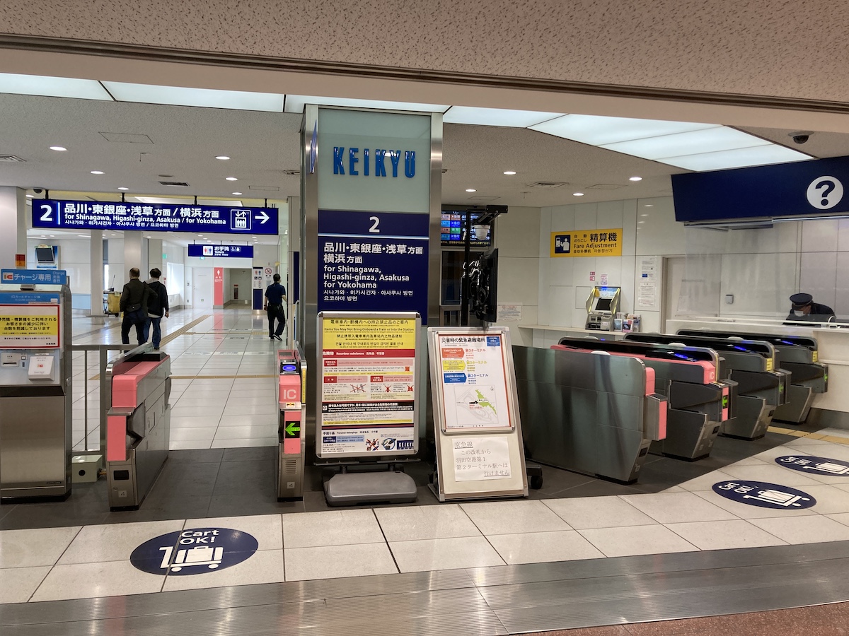 恐怖 羽田空港第3ターミナル駅に 立体サイン を設置したのはエレベーターを利用してもらうため なぜならエスカレーターが ロケットニュース24
