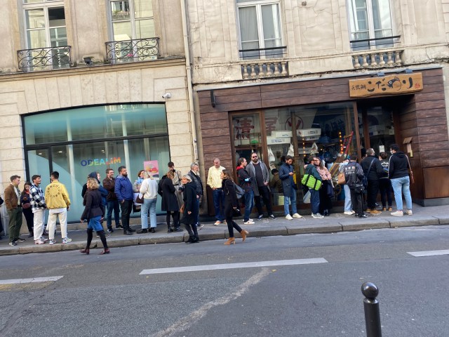 【ガチすぎて怖い】パリで大行列のできるラーメン屋が “日本より日本っぽくなってしまっている” 件
