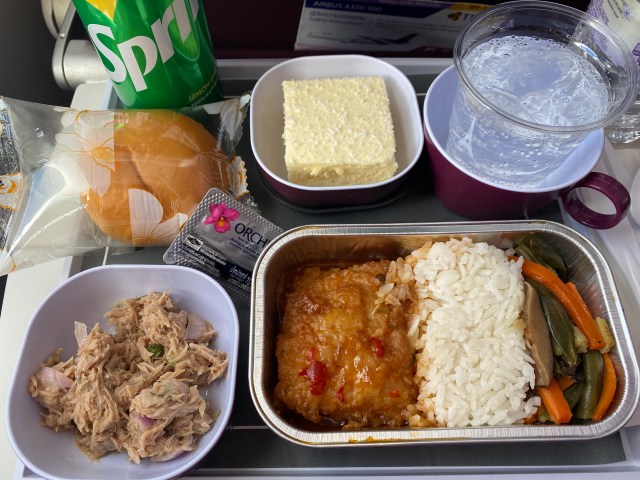 【世界の機内食】タイ航空の機内食が「忖度ゼロ」で良き  /  成田空港 〜 バンコク・スワンナプーム国際空港