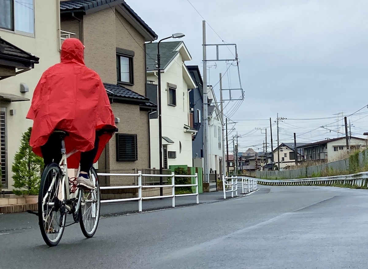 Amazon最低評価の「自転車用レインコート」はとても目立つので安全性は