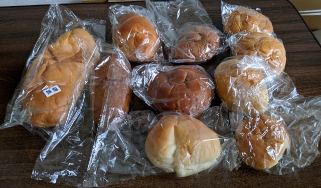 【秘密のグルメ】とある工場直売のパン屋さんの「パン詰め放題」が安すぎて申し訳ない気持ちになった……