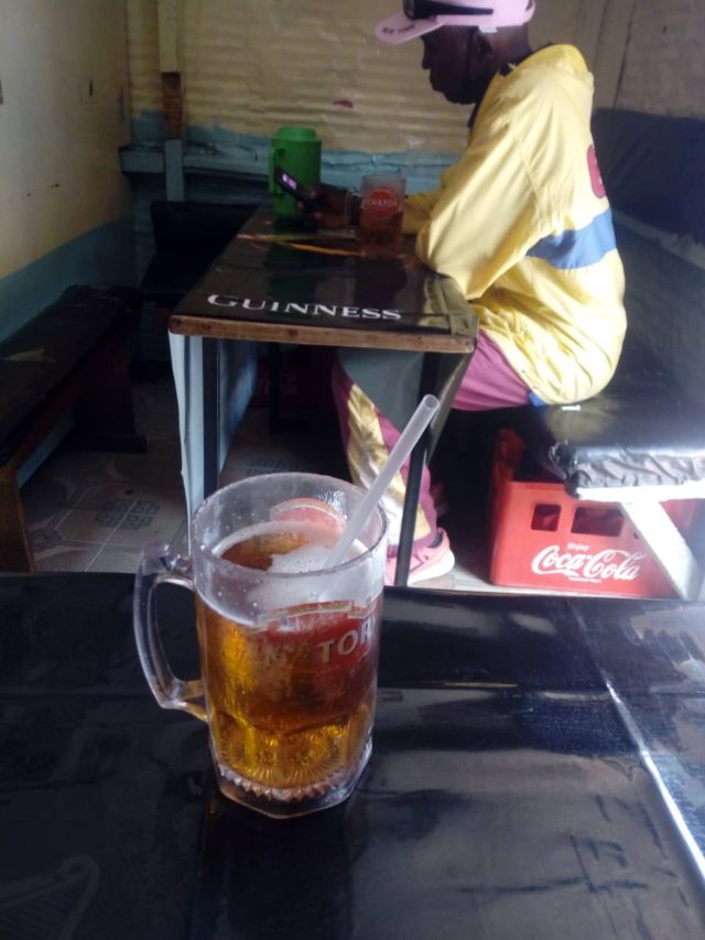 【1杯30円〜】ローカルな場所でしか売っていないケニアの激安ビール「上院議員」を飲んでみた！ カンバ通信：第179回