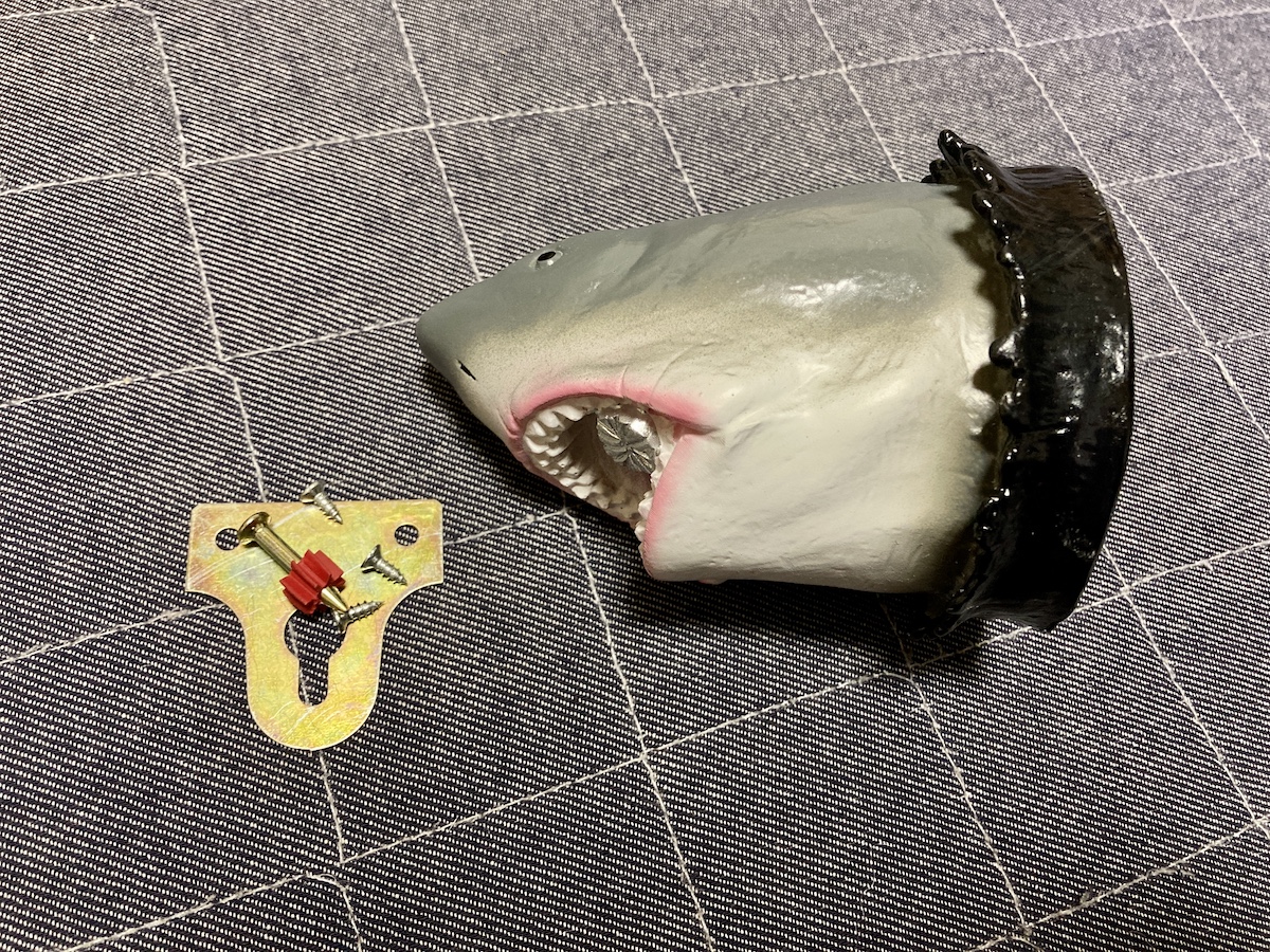 Amazon低評価検証】熟練した職人が手作りした「サメの彫刻」を飾って