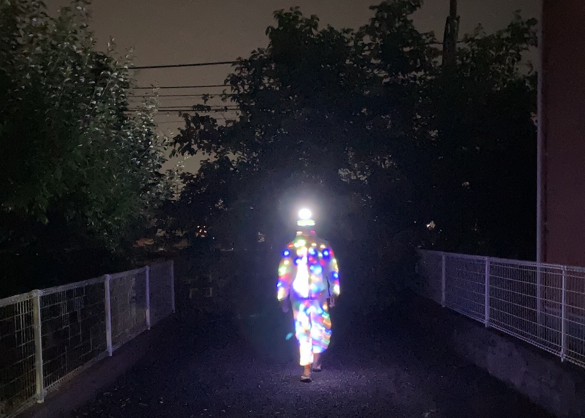 発光】中国通販サイトで買ったコスチュームが光り輝きまくってビビった  