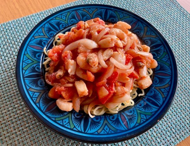 【簡単キャンプ飯】夏に最高「海鮮トマト塩焼きそば」はシーフードミックスでパパッと作れるぞ！ トマトを加えて爽やかさアップ！