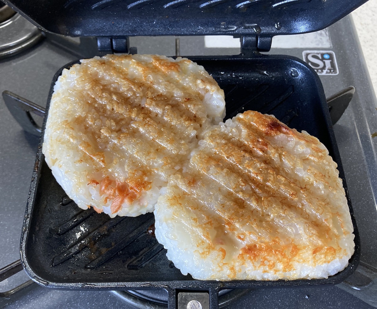 簡単キャンプ飯】シメや夜食に大人気「鮭とチーズの焼きおにぎり」の作り方！ 定番焼きおにぎりをさらに美味しく食べたい方は必見！ | ロケットニュース24