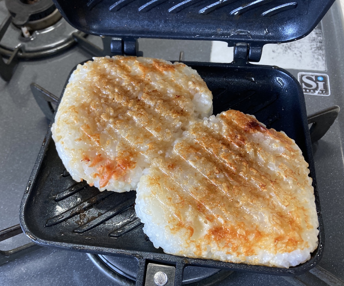 【簡単キャンプ飯】シメや夜食に大人気「鮭とチーズの焼きおにぎり」の作り方！ 定番焼きおにぎりをさらに美味しく食べたい方は必見！ | ロケットニュース24