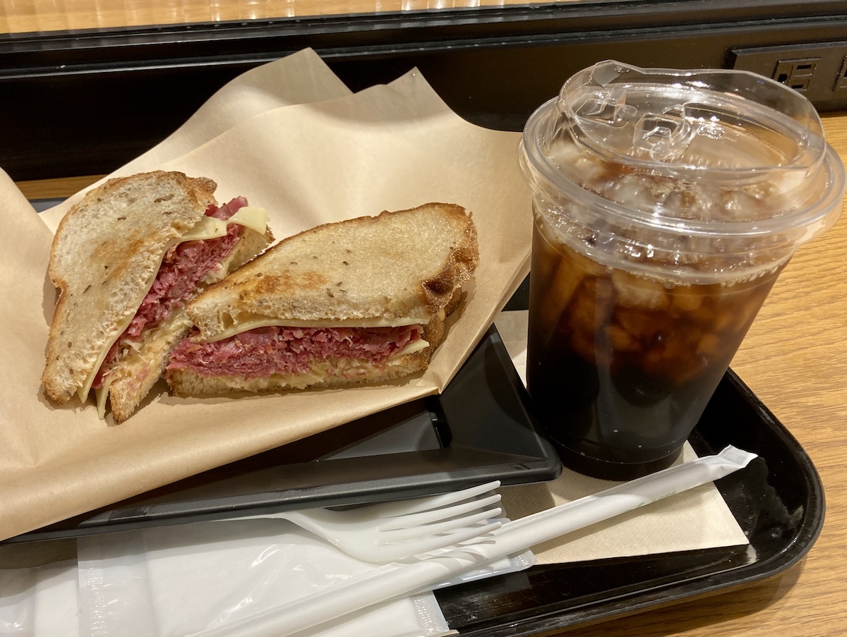アメリカ人の友人が東京駅に来たら必ず食べる「ルーベンサンド」が美味