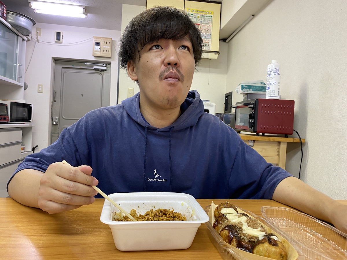 築地銀だこ監修「たこ焼味焼そば」が恐ろしく普通の焼きそばだったので、たこ焼き本体をぶち込んだら悪魔的な食べ方になった | ロケットニュース24