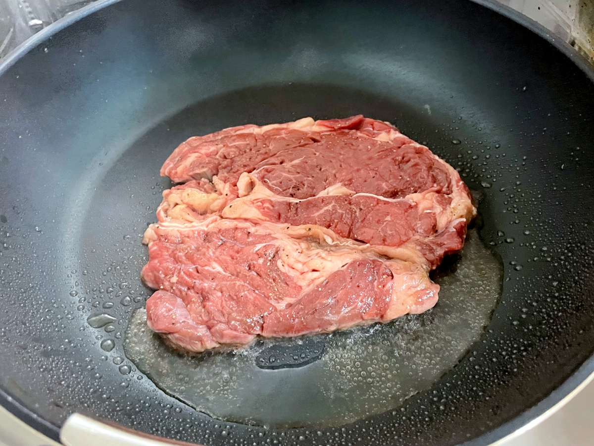 世界で一番お肉がおいしく焼ける” という「おもいのフライパン」で