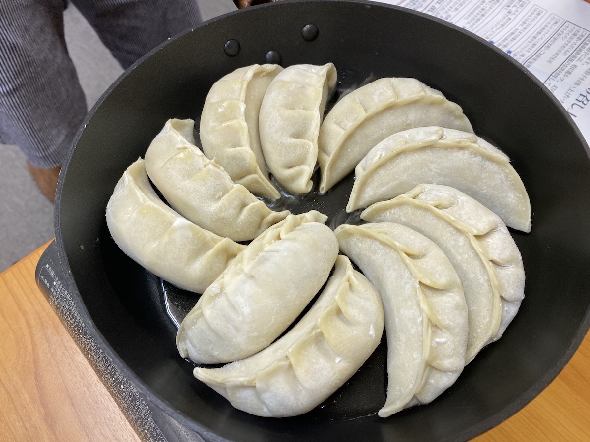 セブンとのコラボでおなじみ「中華蕎麦とみ田」の餃子がヤバすぎた