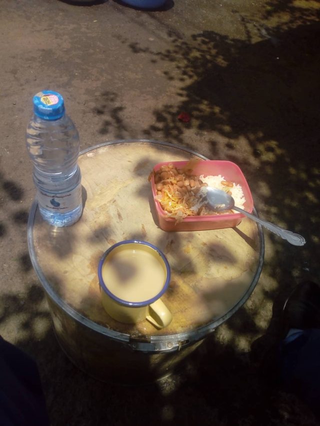 【ケニアの弁当!?】ぶっかけメシを弁当箱に入れてくれる水道なき青空レストランでランチを食べてみた結果… / カンバ通信：第194回