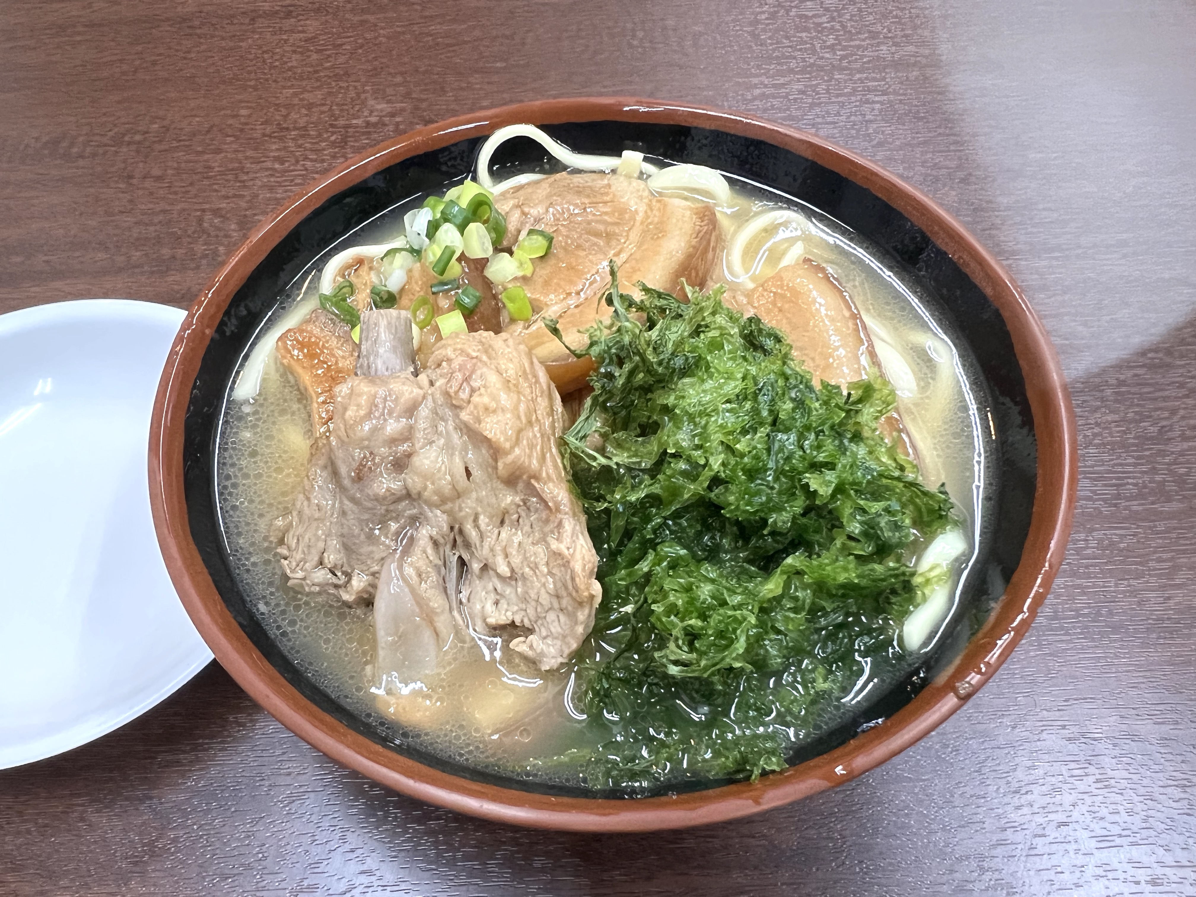 横浜鶴見で行列ができる沖縄そば屋を発見！ 食べてみたら今でも「ち