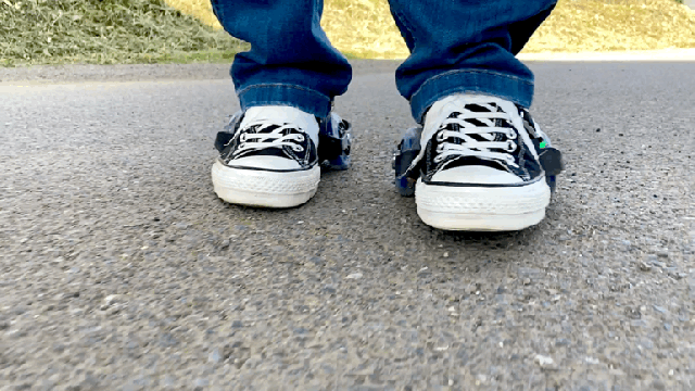 Amazon低評価検証】靴に取り付ける「ローラースケート（ホイールが光るタイプ）」を使ってみた 失われたあの少年時代をもう1度…  ロケットニュース24