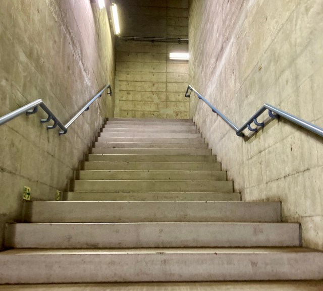 【池袋駅】副都心線のホームで見かけた「秘密の階段」をのぼってみた結果…