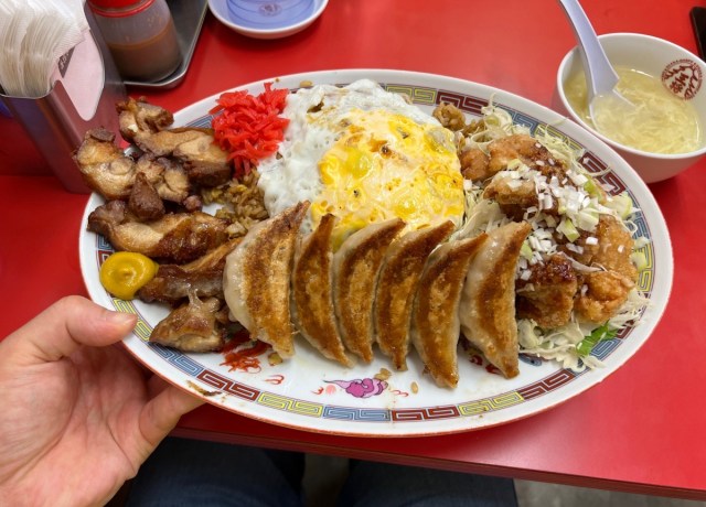 【デカい】大阪王将の店舗限定『両国横綱定食』を食べてたら隣のお客さんにチラ見されました