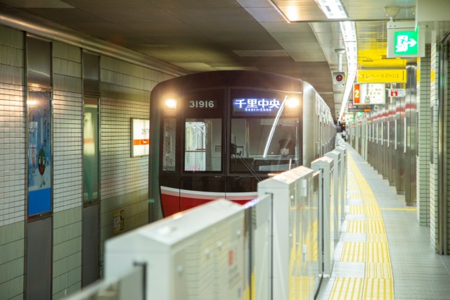 【え？】Osaka Metro御堂筋線の「電車広告」があまりにも手抜きすぎてヤバイ…と思ったら、実はめちゃめちゃ深い意味があった
