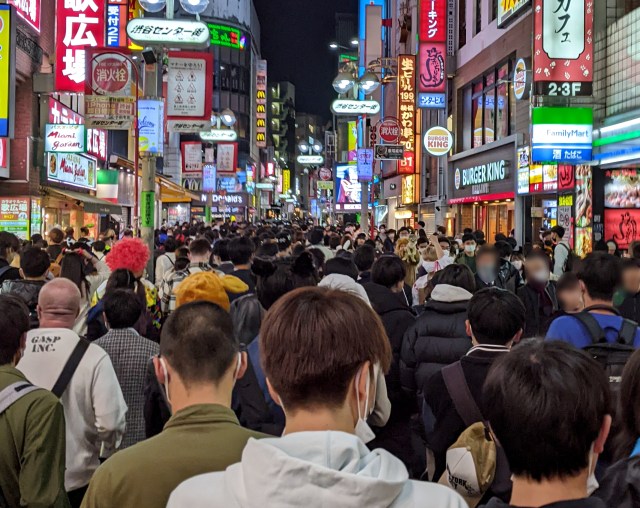 ハロウィン当日の「渋谷駅前交差点」の様子を取材して感じたこと / 警察と参加者の間の温度差
